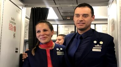 El Papa casa a dos miembros de la tripulación en el avión hacia Perú