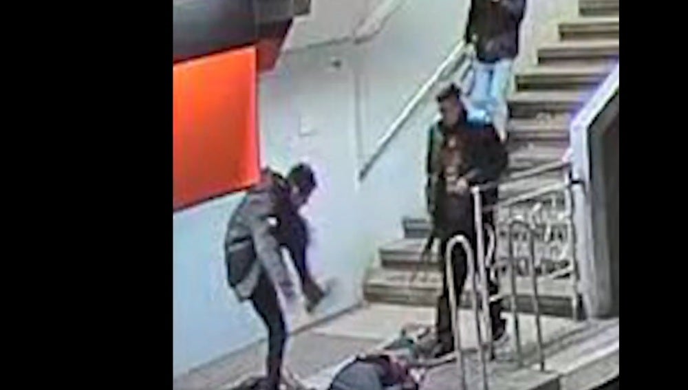 Imagen de la agresión captada por las cámaras de seguridad del metro