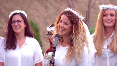 Dámaris anuncia su boda a ritmo de chirigota