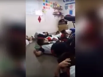 Los niños tendidos en el suelo Los niños tendidos en el suelo