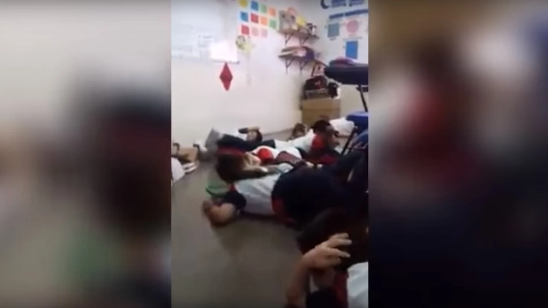 Los niños tendidos en el suelo Los niños tendidos en el suelo