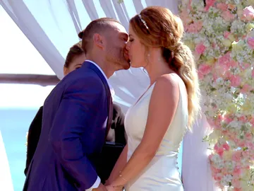 Dámaris y Gabriel sellan su matrimonio con un bonito beso Dámaris y Gabriel sellan su matrimonio con un bonito beso