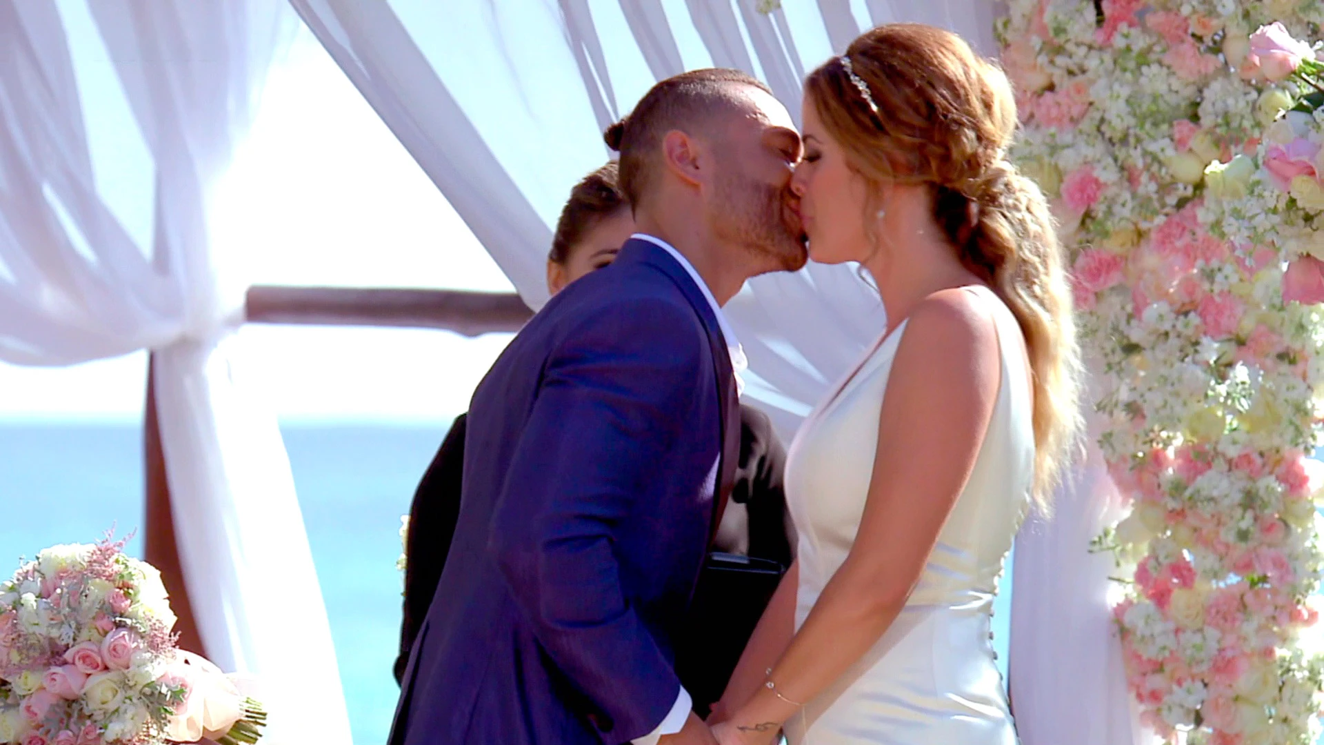 Dámaris y Gabriel sellan su matrimonio con un bonito beso