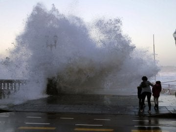 Aspecto que presenta esta tarde la playa asturiana de Gijón con fuertes olas.