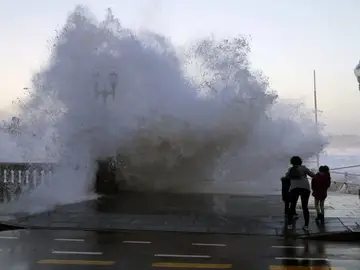 Aspecto que presenta esta tarde la playa asturiana de Gijón con fuertes olas. Aspecto que presenta esta tarde la playa asturiana de Gijón con fuertes olas.