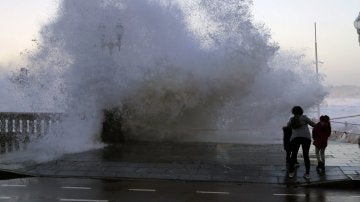 Aspecto que presenta esta tarde la playa asturiana de Gijón con fuertes olas.