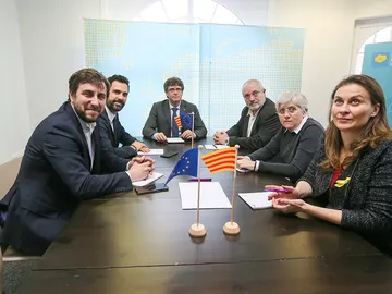 Carles Puigdemont, Roger Torrent,Clara Ponsatí, Lluís Puig, Meritxell Serret y Toni Comín Carles Puigdemont, Roger Torrent,Clara Ponsatí, Lluís Puig, Meritxell Serret y Toni Comín