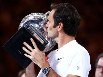 Roger Federer besa el trofeo del Open de Australia