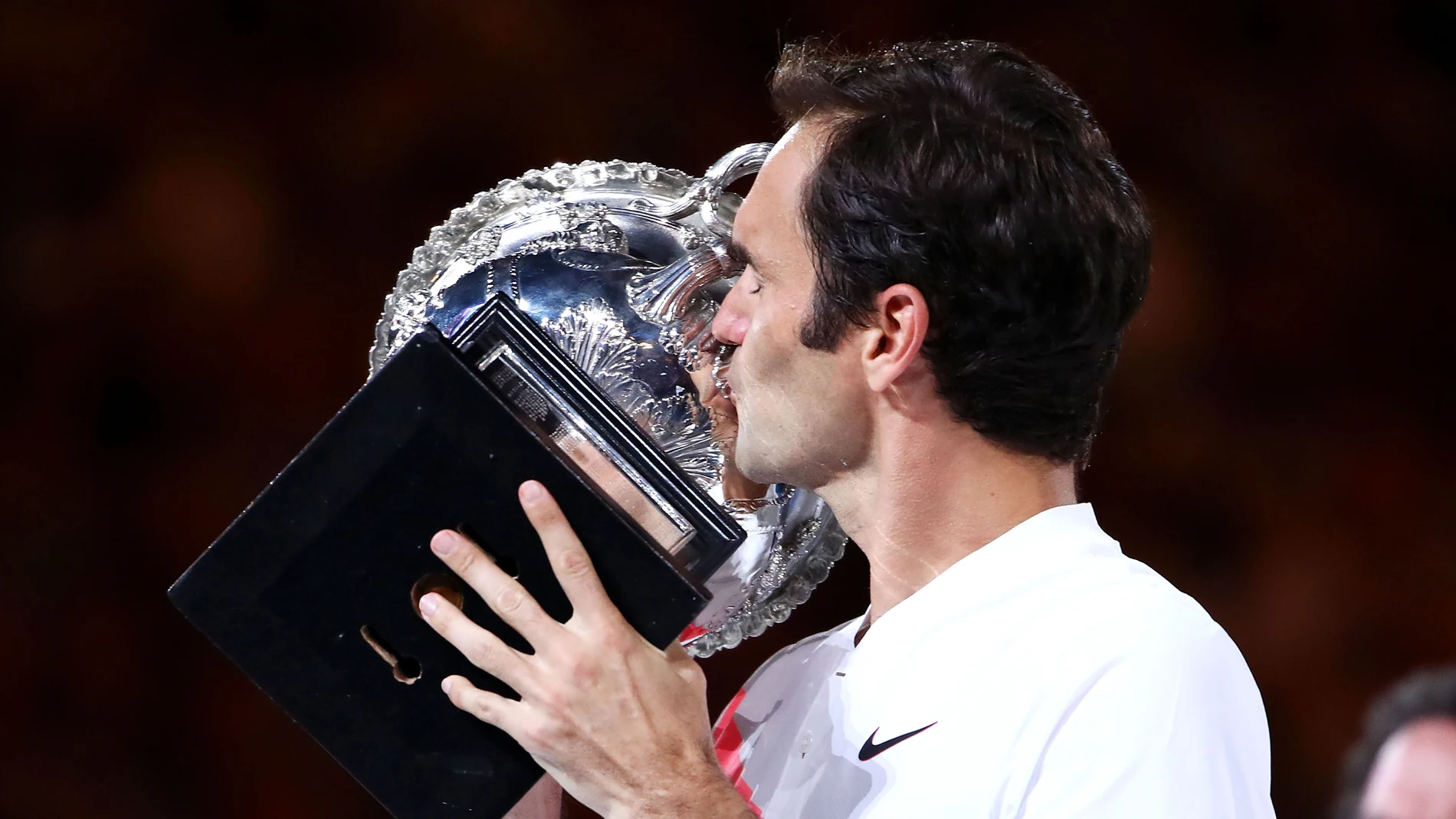 Roger Federer besa el trofeo del Open de Australia Roger Federer besa el trofeo del Open de Australia