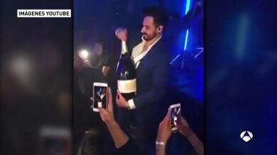 Un hombre compra una botella de champán valorada en 34.000 euros y se le cae al intentar abrirla