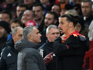 Mourinho da instrucciones a Ibrahimovic en un partido del United Mourinho da instrucciones a Ibrahimovic en un partido del United