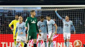 Iago Aspas celebra un gol con sus compañeros del Celta