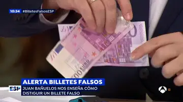 Juan Bañuelos, jefe de la brigada de falsificaciones del banco de España, muestra las clave para detectar los billetes falsos: 