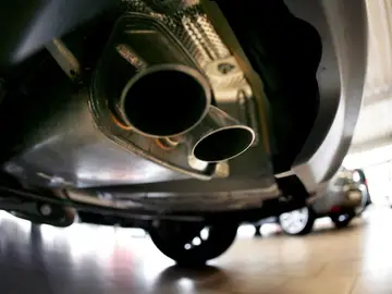 Imagen del tubo de escape de un coche Imagen del tubo de escape de un coche