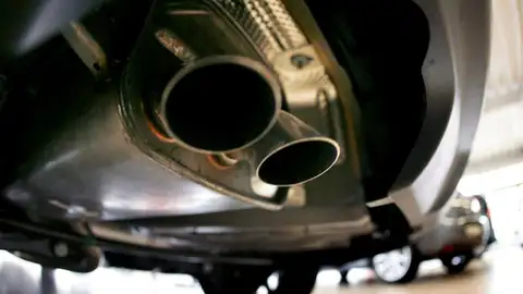 Imagen del tubo de escape de un coche Imagen del tubo de escape de un coche