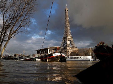 Imagen de la crecida del Sena cerca la Torre Eiffel
