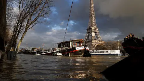 Imagen de la crecida del Sena cerca la Torre Eiffel Imagen de la crecida del Sena cerca la Torre Eiffel