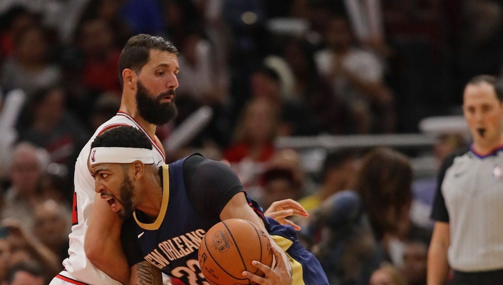 Mirotic intenta defender a Anthony Davis