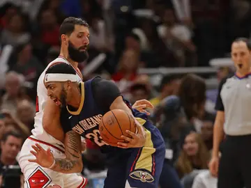 Mirotic intenta defender a Anthony Davis Mirotic intenta defender a Anthony Davis