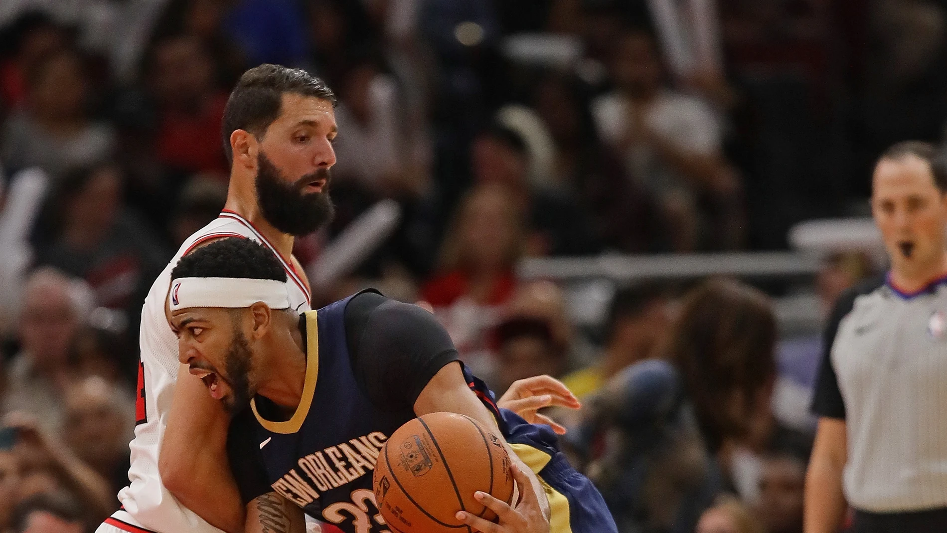 Mirotic intenta defender a Anthony Davis Mirotic intenta defender a Anthony Davis