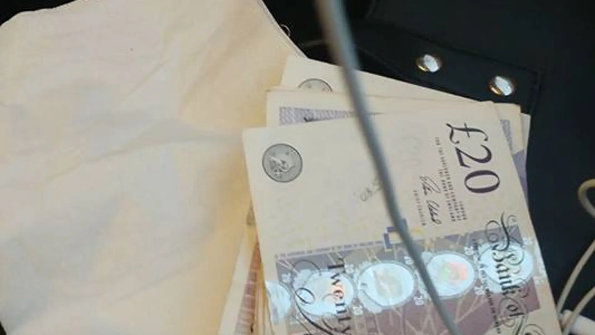 El dinero que recibió la joven en el tren El dinero que recibió la joven en el tren