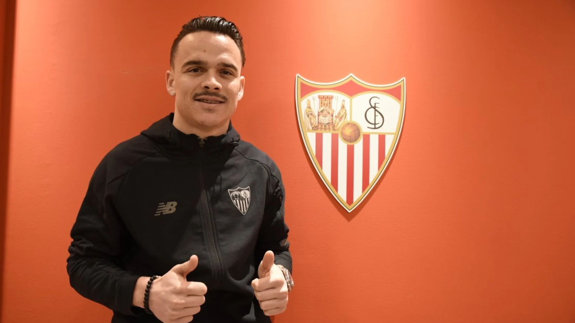 Roque Mesa llega cedido al Sevilla Roque Mesa llega cedido al Sevilla