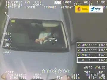 Mujer cepillándose los dientes al volante Mujer cepillándose los dientes al volante