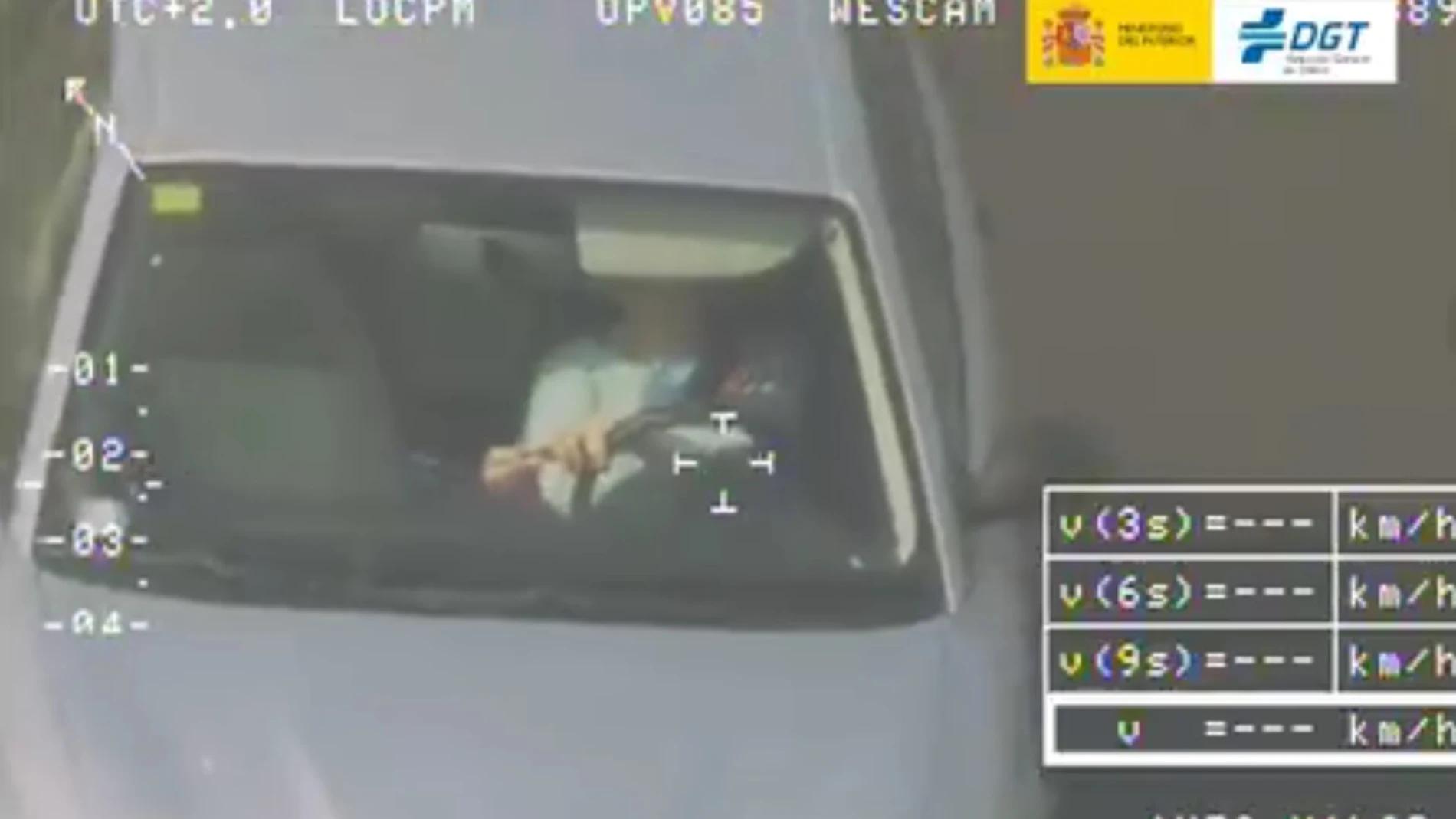 Mujer cepillándose los dientes al volante Mujer cepillándose los dientes al volante