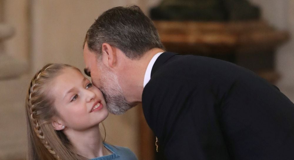 El Rey Felipe VI besa la princesa Leonor después de imponer a la princesa de Asturias el Collar del Toisón de Oro