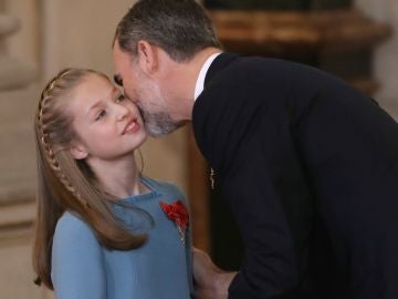 El Rey Felipe VI besa la princesa Leonor después de imponer a la princesa de Asturias el Collar del Toisón de Oro