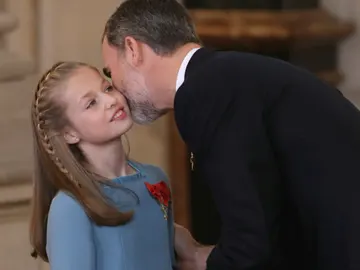 El Rey Felipe VI besa la princesa Leonor después de imponer a la princesa de Asturias el Collar del Toisón de Oro El Rey Felipe VI besa la princesa Leonor después de imponer a la princesa de Asturias el Collar del Toisón de Oro
