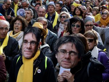 Miles de personas se reúnen en las inmediaciones del Parlament