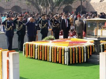 Tributo a Mahatma Gandhi durante la celebración del Día de los Mártires con motivo del 70 aniversario de su asesinato