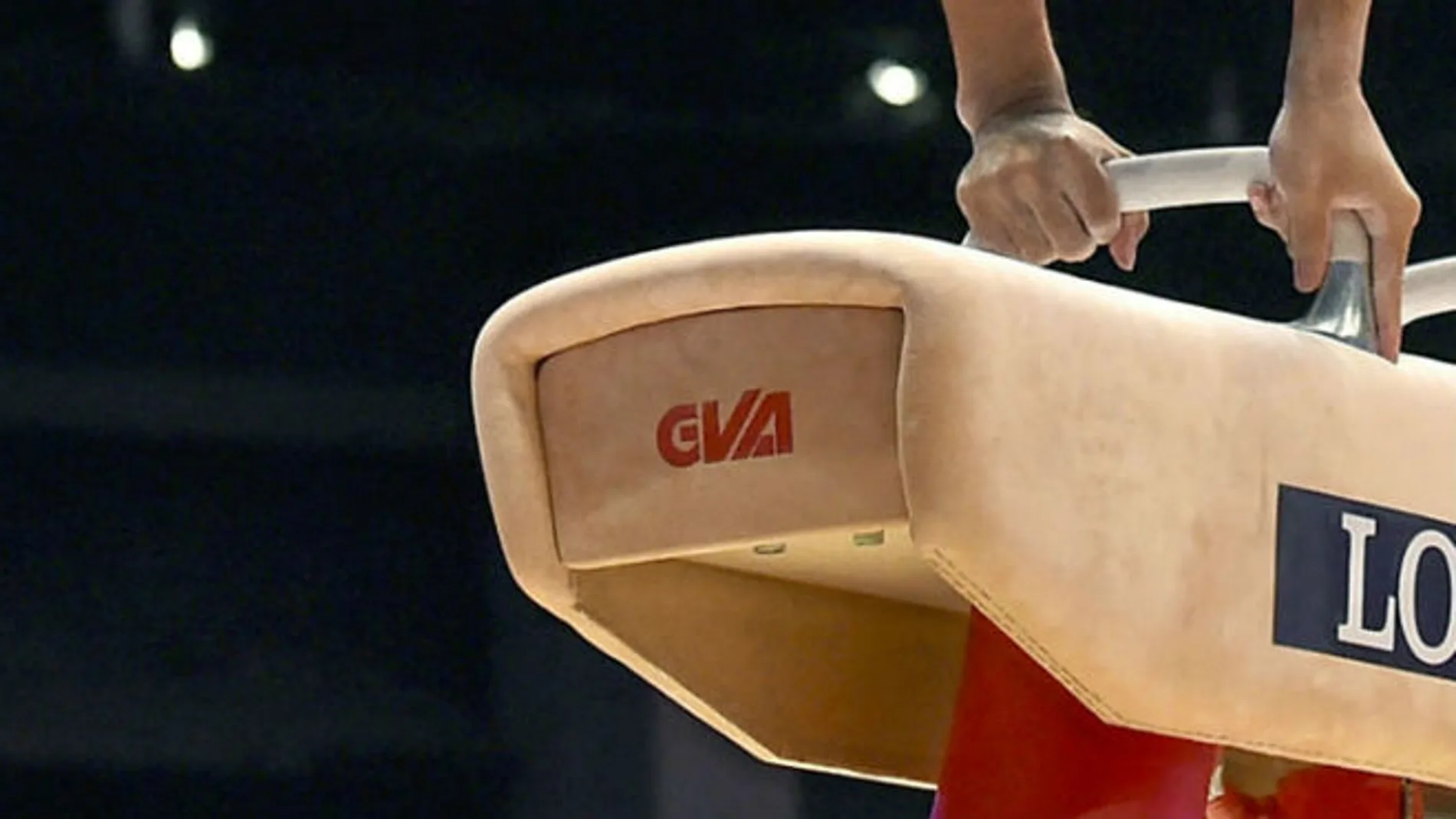 Un gimnasta realiza su ejercicio en un caballo con arcos Un gimnasta realiza su ejercicio en un caballo con arcos