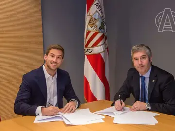 Iñigo Martínez firma su contrato con el Athletic Iñigo Martínez firma su contrato con el Athletic