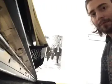 El ganador de Eurovisión Salvador Sobral se deja ver por primera vez tras su trasplante de corazón El ganador de Eurovisión Salvador Sobral se deja ver por primera vez tras su trasplante de corazón