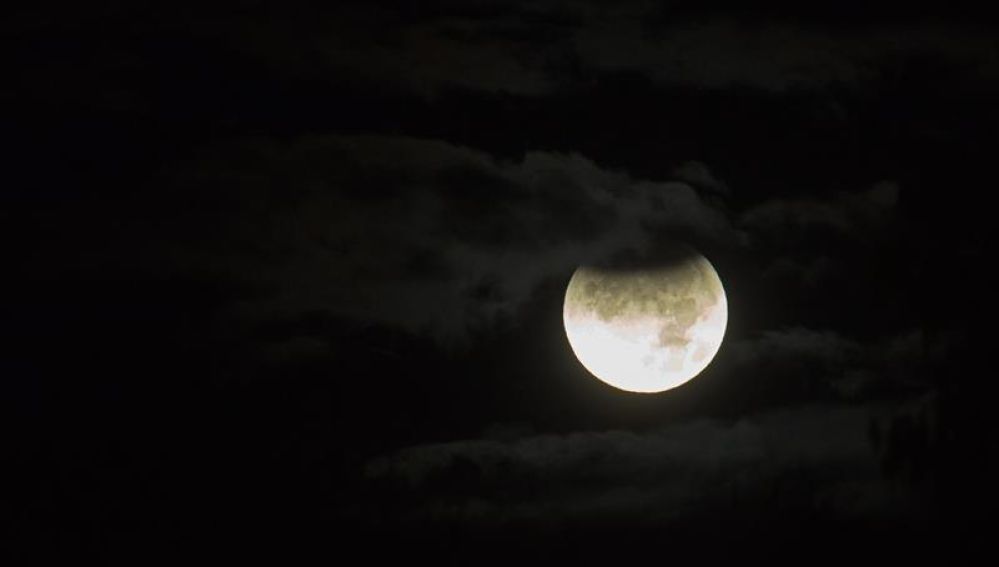 Vista de un eclipse parcial de luna