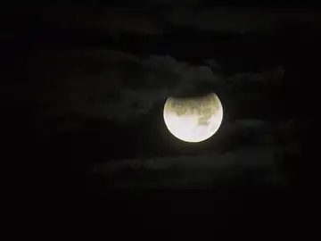 Vista de un eclipse parcial de luna Vista de un eclipse parcial de luna