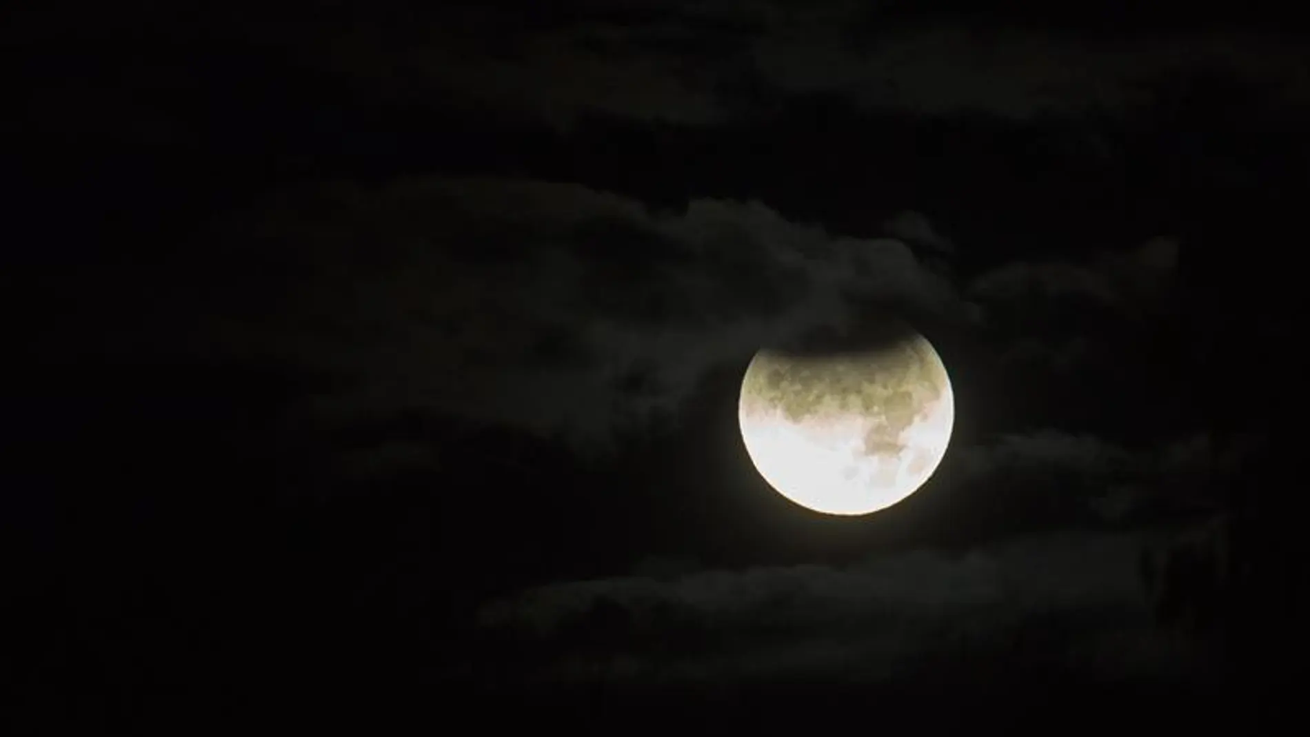 Vista de un eclipse parcial de luna Vista de un eclipse parcial de luna