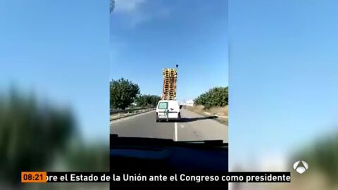 Identifican a un conductor por transportar una veintena de pal&eacute;s en el techo de su furgoneta