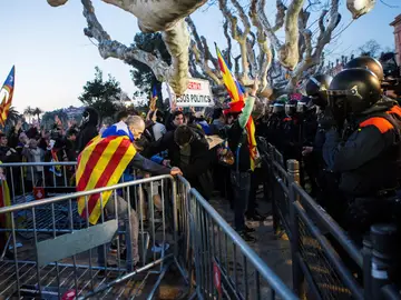 Agentes antidisturbios de los Mossos d'Esquadra Agentes antidisturbios de los Mossos d'Esquadra