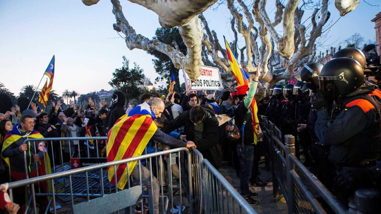 Los Mossos d'Esquadra vuelven a ser cuestionados por su actuación en la concentración en las proximidades del Parlament