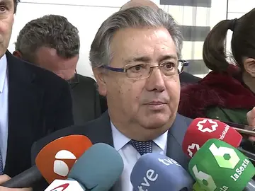 Zoido, sobre los supuestos mensajes de Puigdemont a Comín: "Ha fracasado el esperpento que ha puesto en funcionamiento este señor" Zoido, sobre los supuestos mensajes de Puigdemont a Comín: "Ha fracasado el esperpento que ha puesto en funcionamiento este señor"