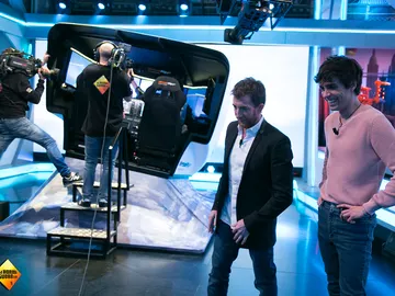 Pilar Rubio no consigue aterrizar su avión pese a la ayuda de su copiloto especial, Javier Calvo Pilar Rubio no consigue aterrizar su avión pese a la ayuda de su copiloto especial, Javier Calvo