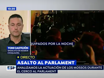 Toni Castejón, sobre el dispositivo de seguridad en el cerco al Parlament: "Absolutamente lamentable, los agentes se vieron desbordados y vendidos" Toni Castejón, sobre el dispositivo de seguridad en el cerco al Parlament: "Absolutamente lamentable, los agentes se vieron desbordados y vendidos"