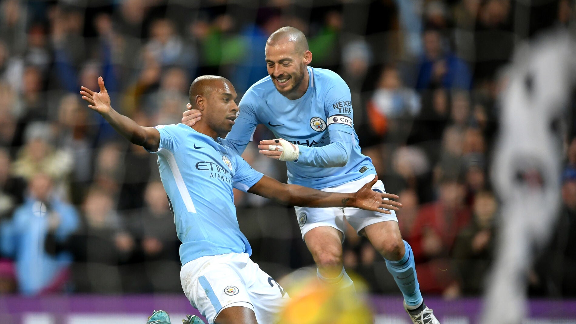 Fernandinho celebra su gol ante el West Brom junto a Silva
