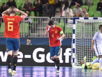 Los jugadores de la Selección lamentan uno de los goles encajados ante Francia