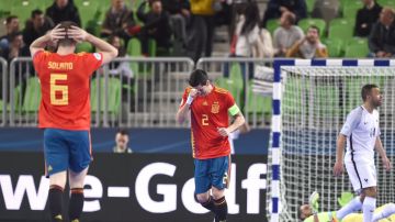 Los jugadores de la Selección lamentan uno de los goles encajados ante Francia