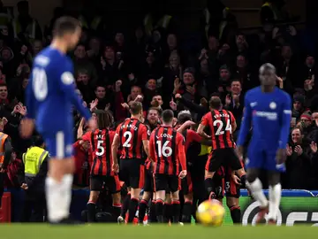 Los jugadores del Bournemouth celebran uno de los goles ante el Chelsea Los jugadores del Bournemouth celebran uno de los goles ante el Chelsea