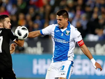 Sanabria y Pires disputan el balón en el Leganés - Sevilla Sanabria y Pires disputan el balón en el Leganés - Sevilla